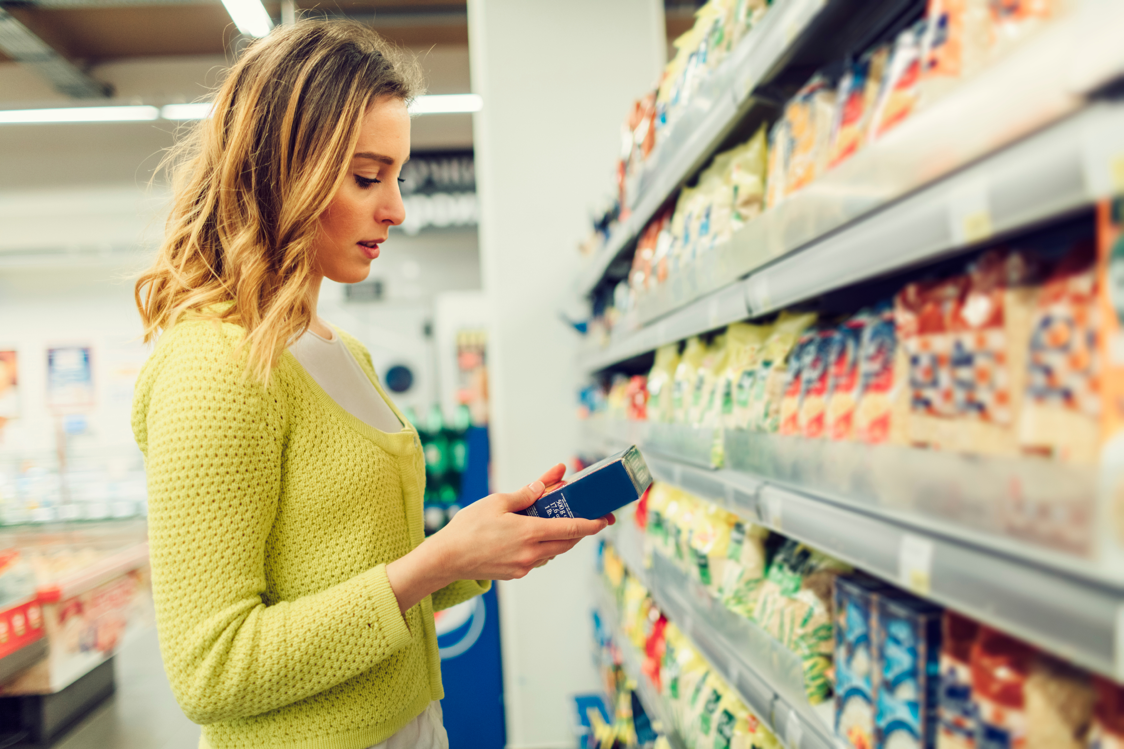 Человек выбирает продукты. Женщина в магазине. Выбор товара в магазине. Выбирает товар в магазине. Девушка выбирает продукты в супермаркете.