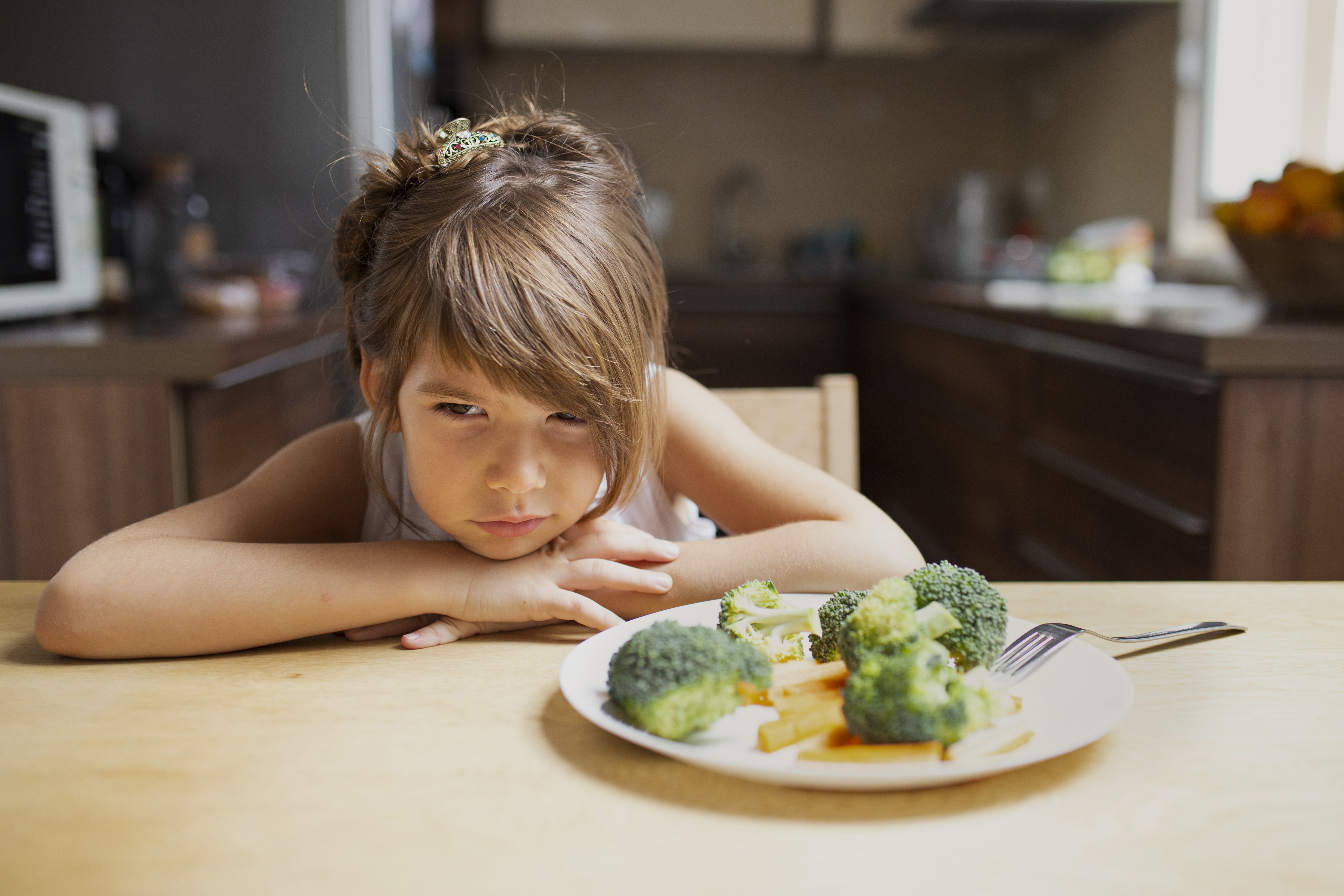 Заставлять ли. Человек ест макароны. Picky ГУИК. Picky eating. Ребенок ест суп фото со спины.