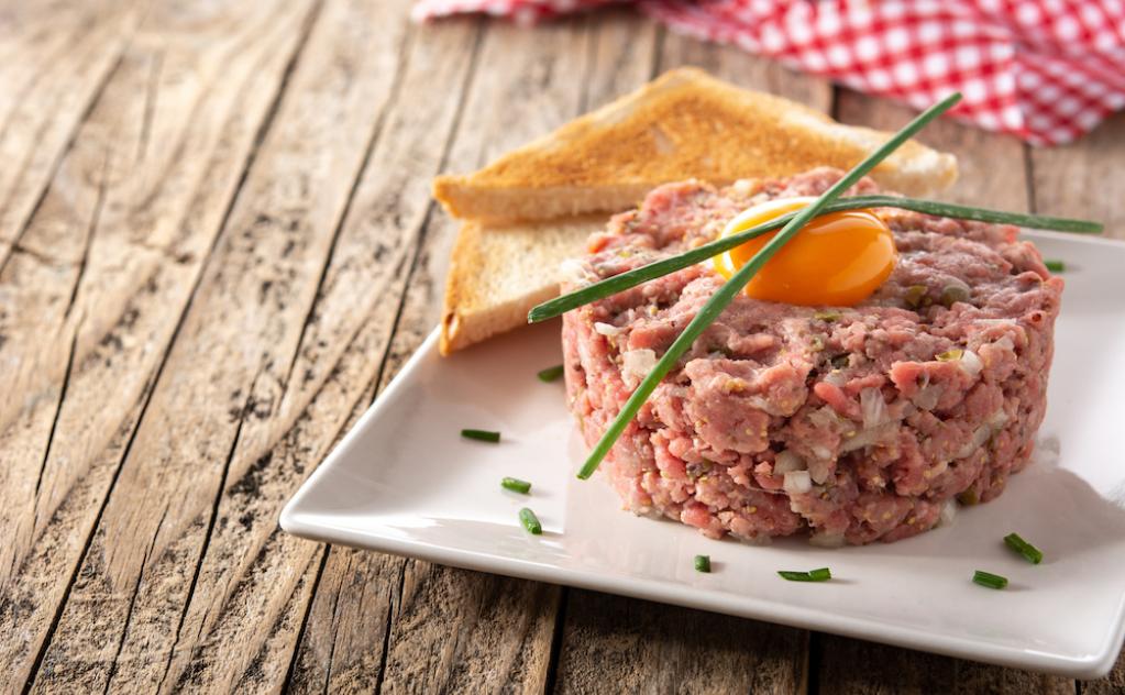 Quels sont les risques des aliments crus pour les enfants ?